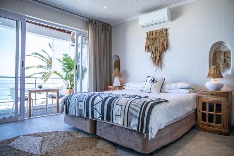 Sea Castle Hotel Camps Bay - image 8
