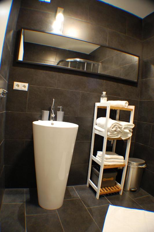 One-Bedroom Apartment Top 4 image 2