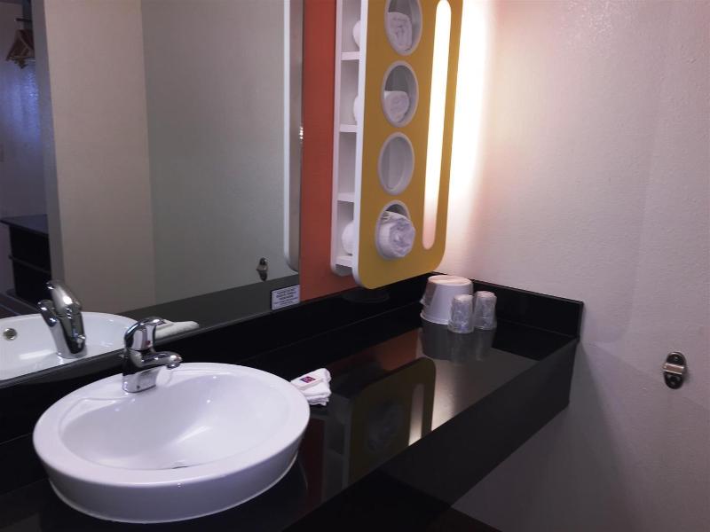 Deluxe Queen Suite - Non-Smoking image 3