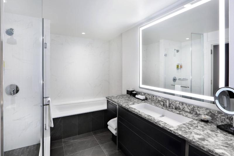 Guest Room, 1 King image 2