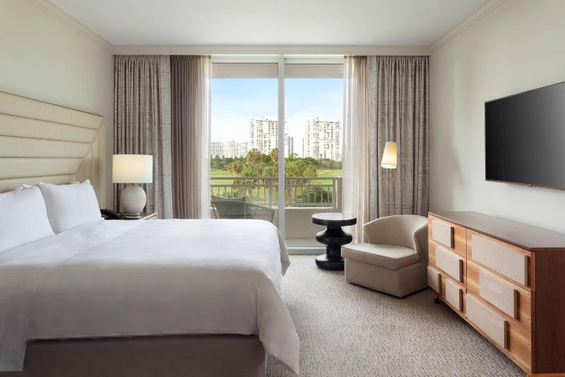 One Bedroom Suite, 1 Bedroom Larger Suite, 1 King, Sofa bed image 4
