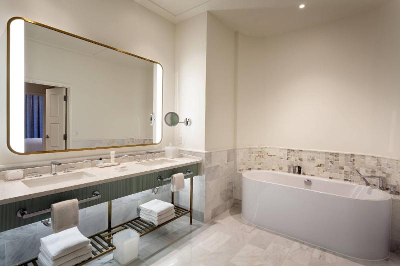 One Bedroom Suite, 1 Bedroom Larger Suite, 1 King, Sofa bed image 3