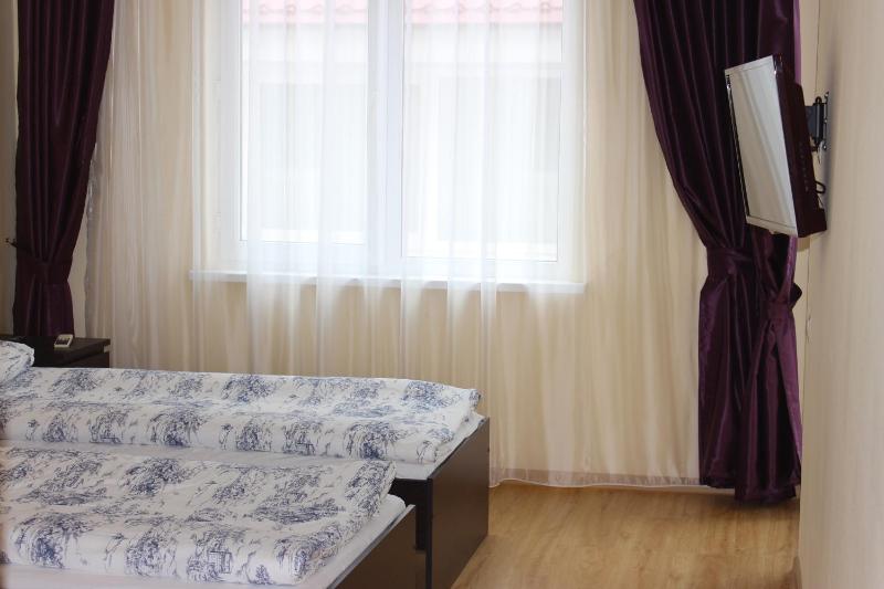 Standard Twin Room with Balcony image 3