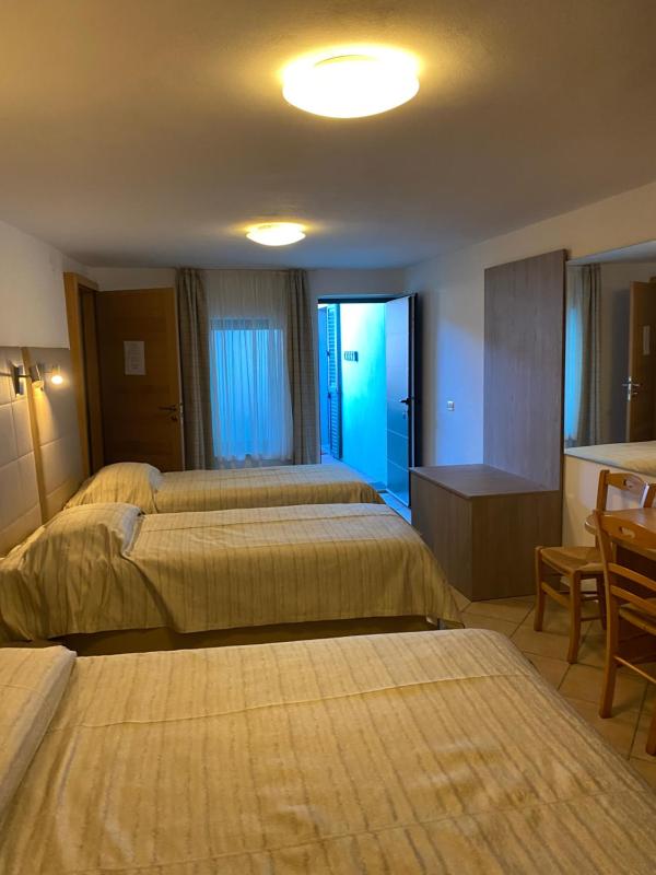 Standard Quadruple Room image 3