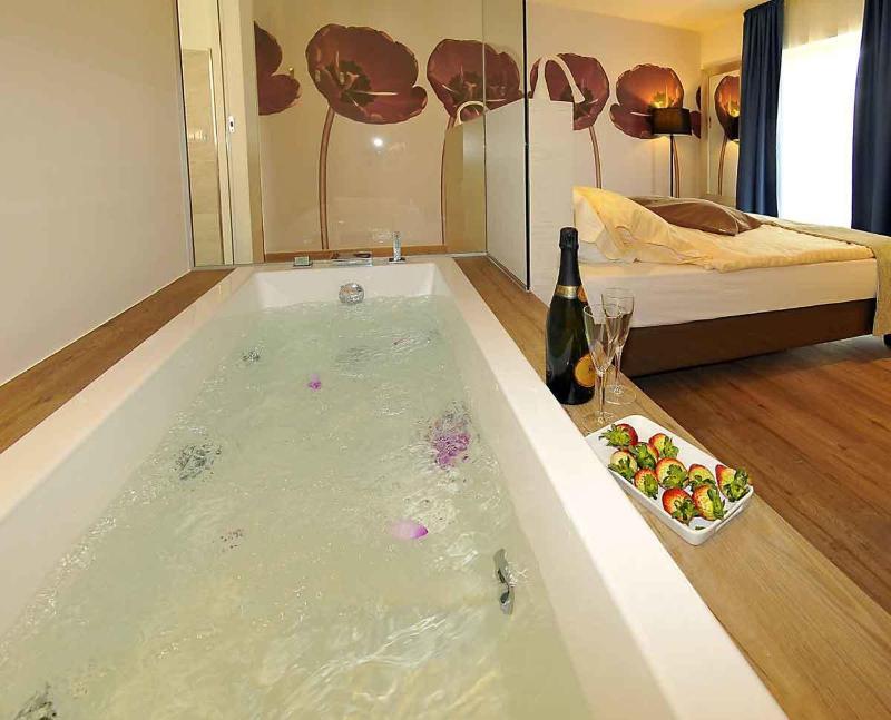 Superior Deluxe Double Room with Whirlpool image 2