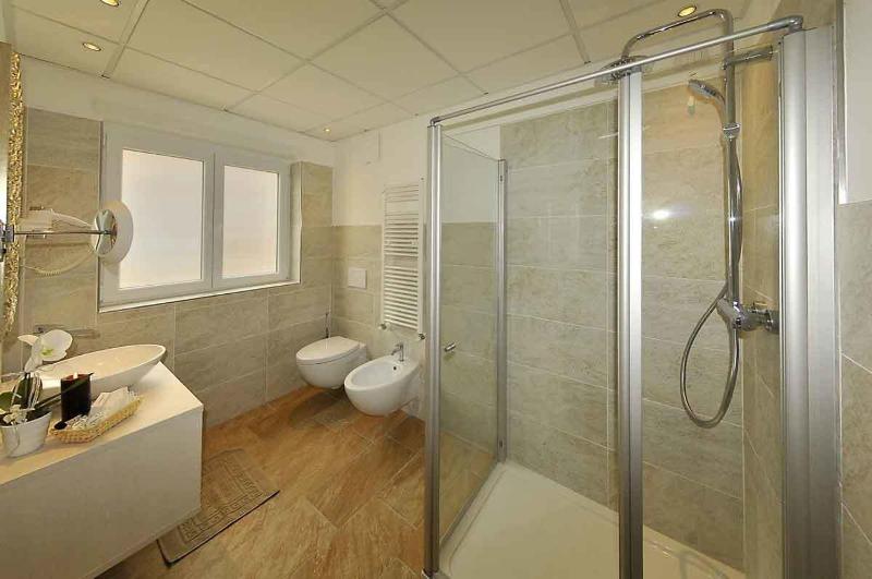 Superior Deluxe Double Room with Whirlpool image 4