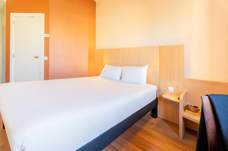Double Room image 3