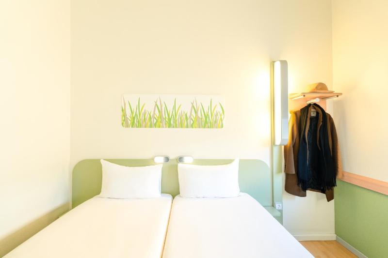 Twin Room image 4