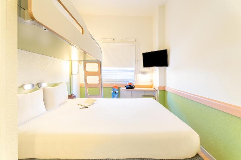 Double Room with Bunk Bed image 4