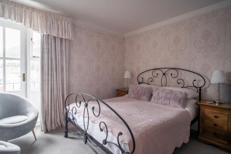 King Room with Balcony image 1