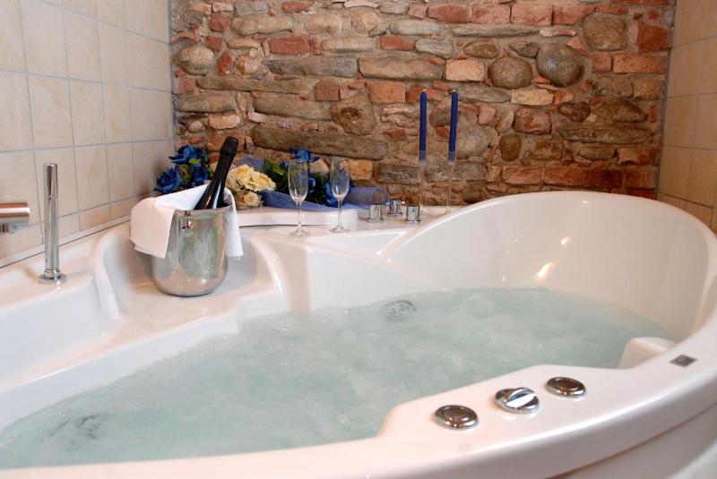 Superior Double Room with Jacuzzi image 1
