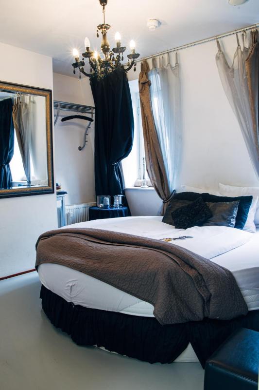Royal Double Room image 4
