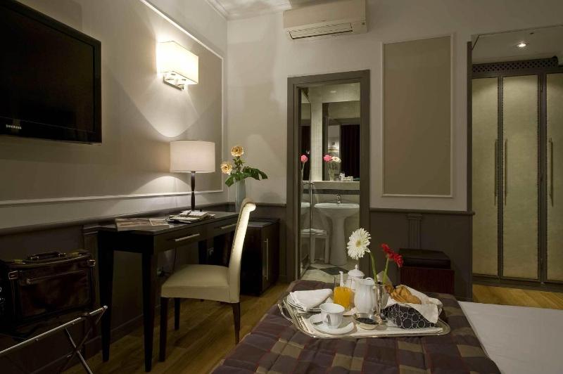 Double or Twin Room image 4