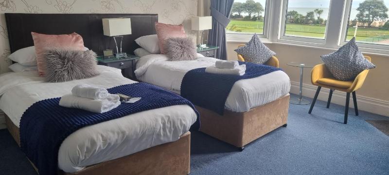 Superior Double or Twin Room with Sea View image 2