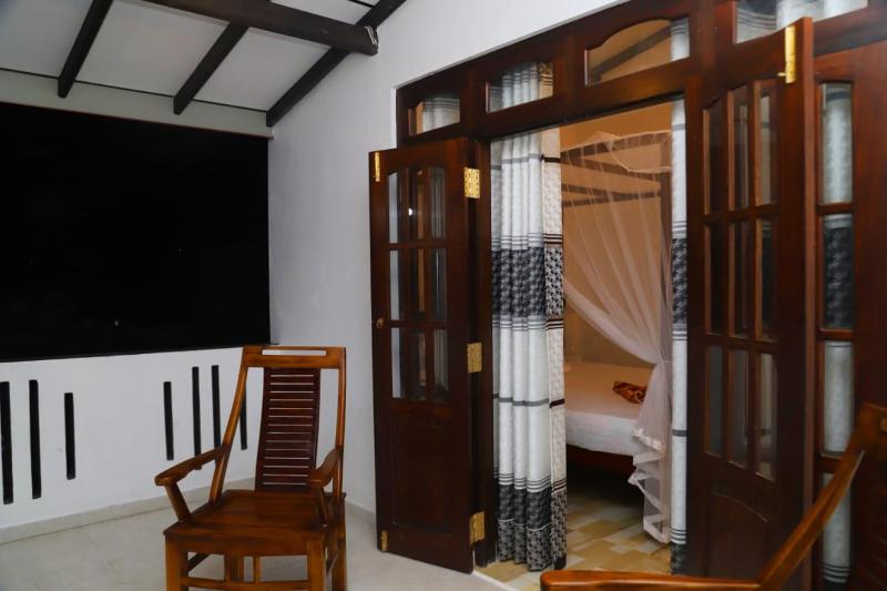 Isira Guest - image 6