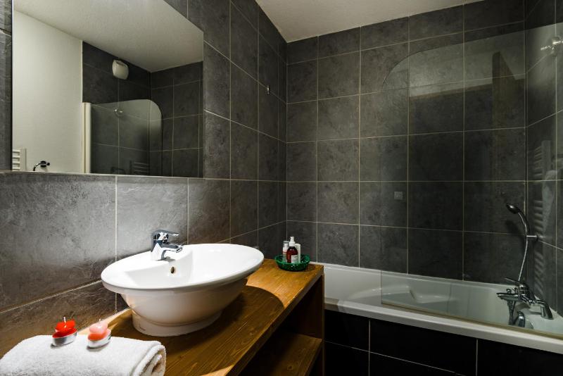 Two-Bedroom Apartment with Alcove (7-8 Adults) - Split Level image 2