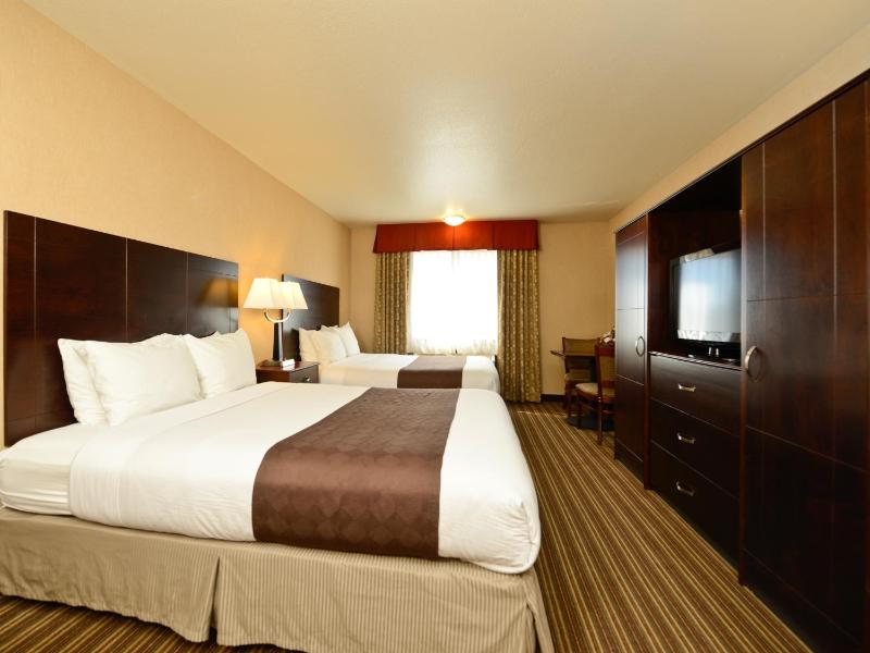 Queen Room with Two Queen Beds image 3