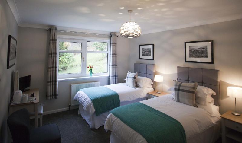 Twin Room image 4