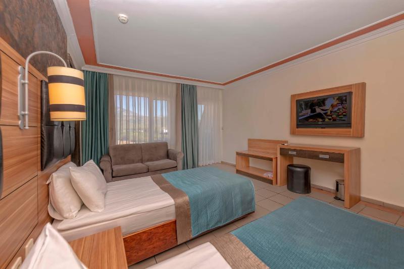 Standard Triple Room image 4