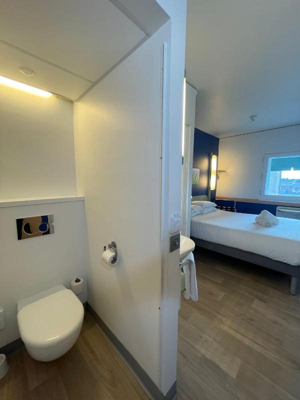 Twin Room image 4