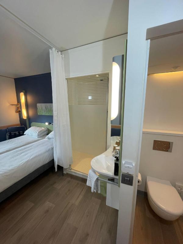 Accessible Room with Two Single Beds image 4