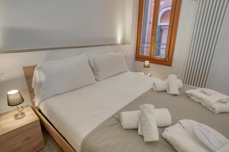 Ecco Suites Apartments - image 3