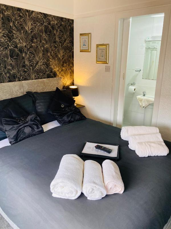 Double Room - First Floor image 3