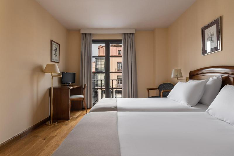 Twin Room image 4