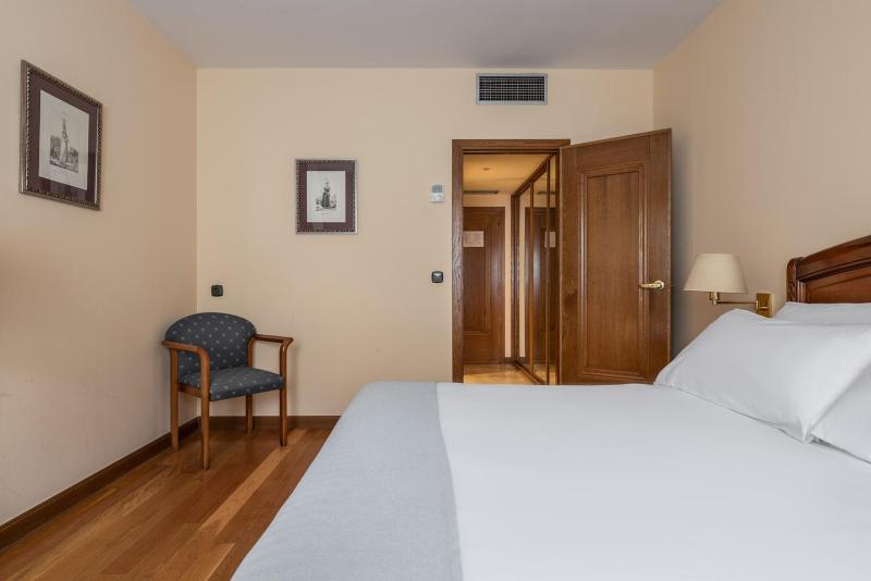 Double Room image 3