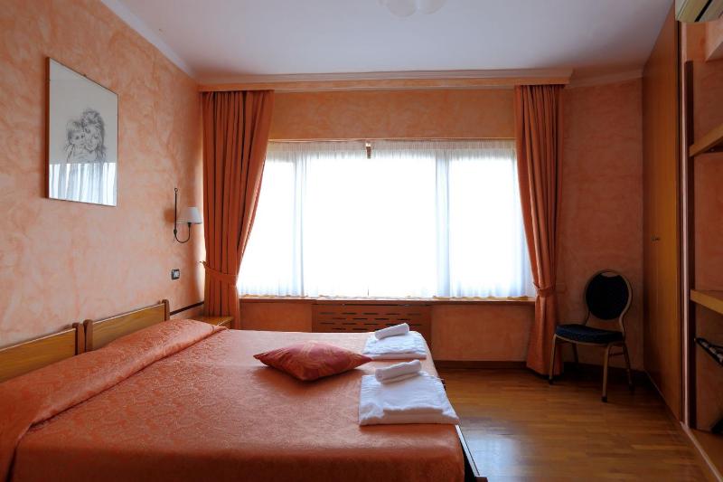 Standard Double or Twin Room image 4