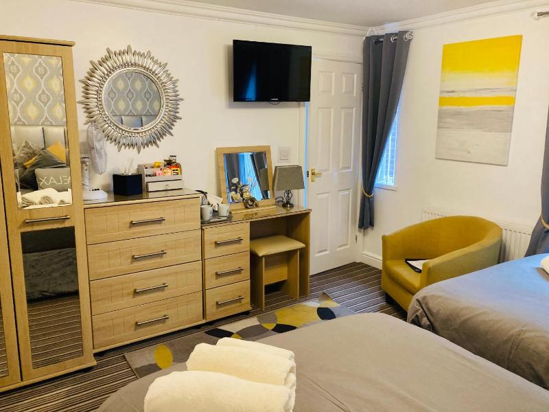 Large Twin Room - First Floor image 2