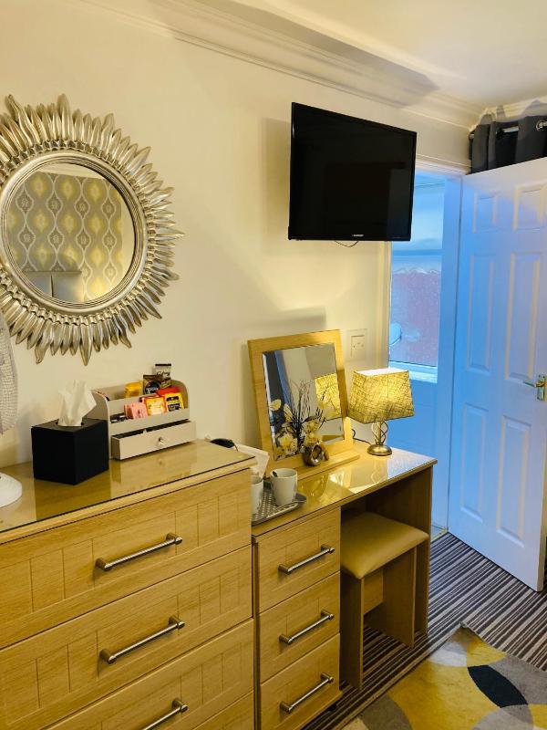 Large Twin Room - First Floor image 3