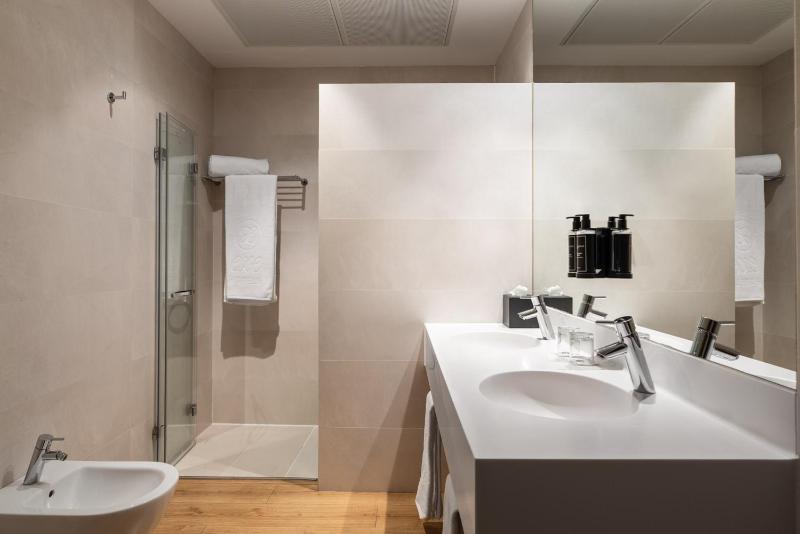 Superior Double Room image 3