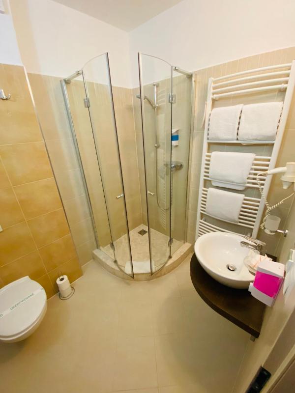 Large Twin Room image 3