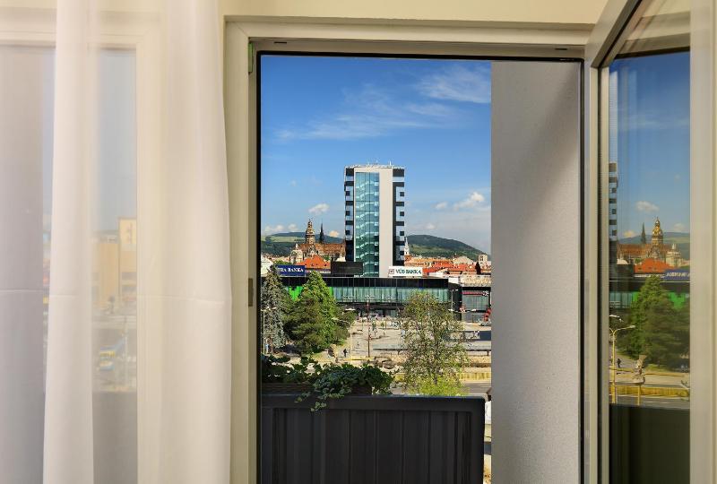 Deluxe Double Room with Balcony image 4