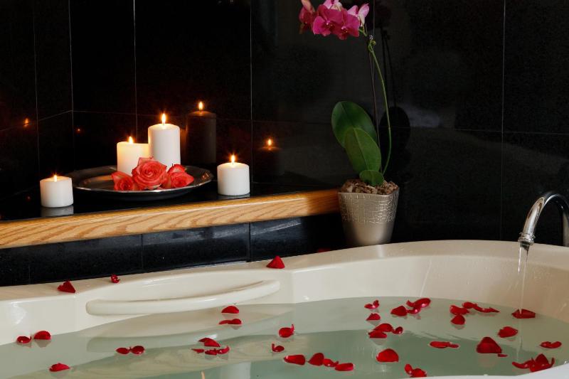 King Room with Spa Bath image 2