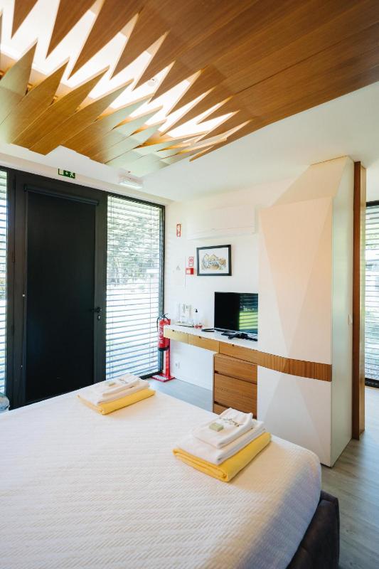Double Room with Park View image 3