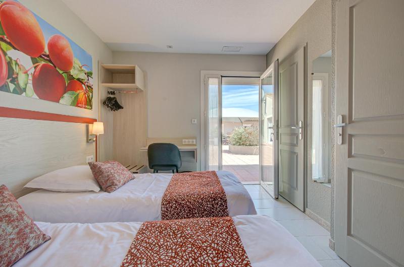 Superior Twin Room image 3