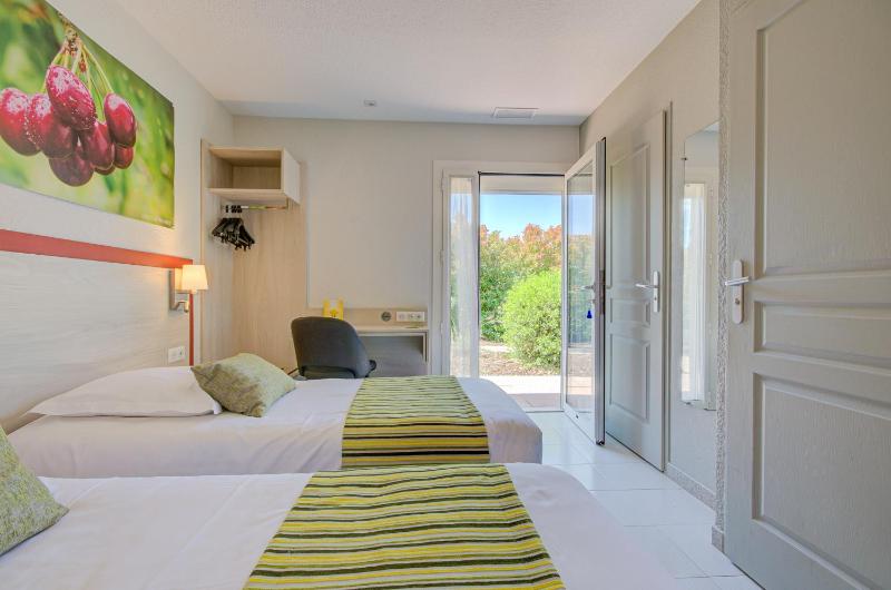 Twin Room with Garden View image 3