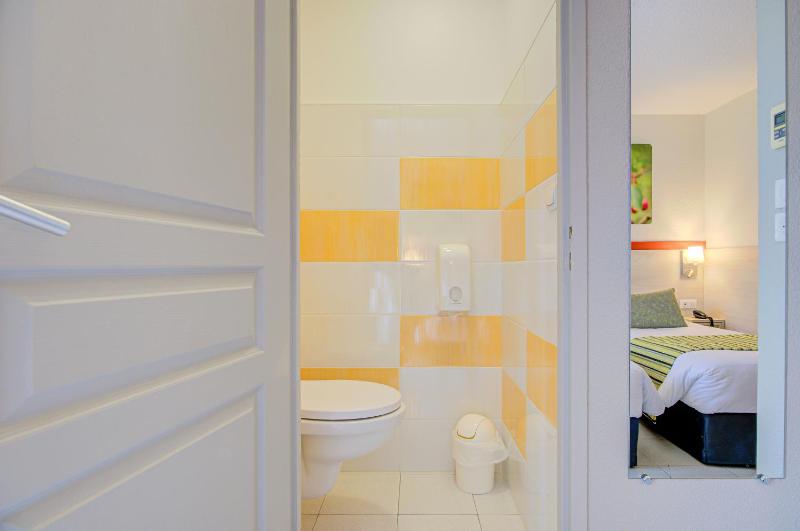 Twin Room with Garden View image 2