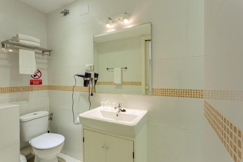 Twin Room image 4