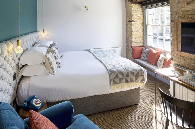 Deluxe Double or Twin Room image 3