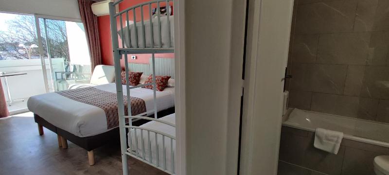 Superior Quadruple Room with Sea View image 3