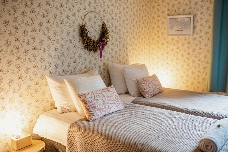 Twin Room with Shared Bathroom image 2