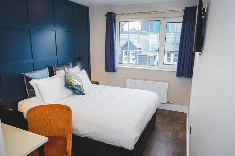 Single Room with Bathroom image 4