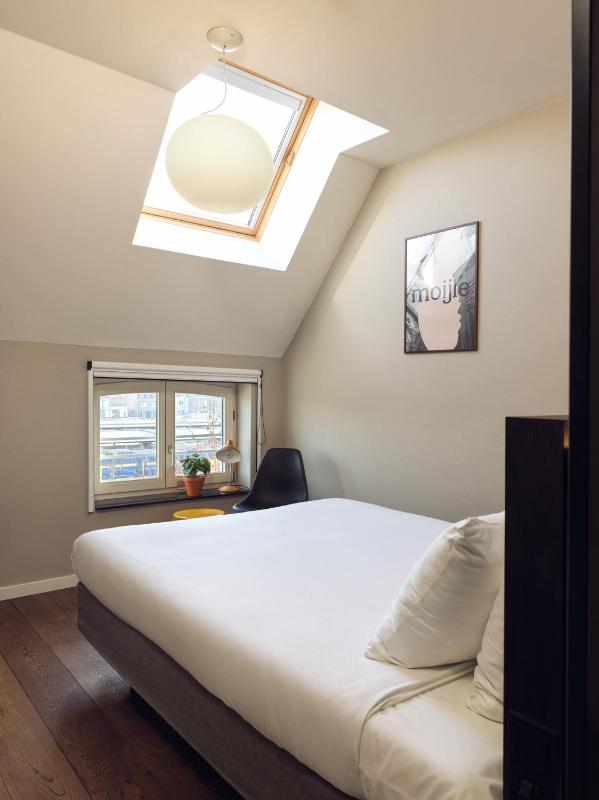 Basic Double Room image 3