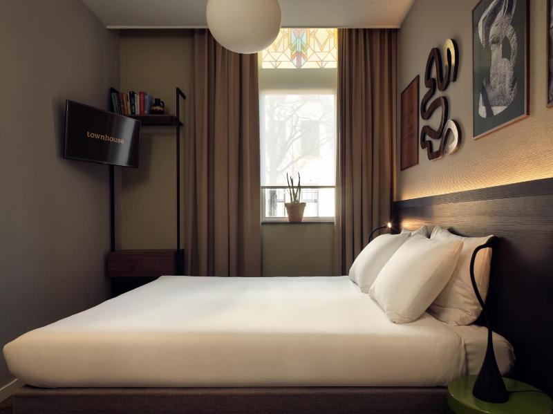 Medium Double Room image 3