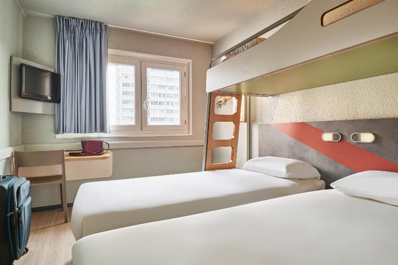 Standard Twin Room with Bunk Bed image 3
