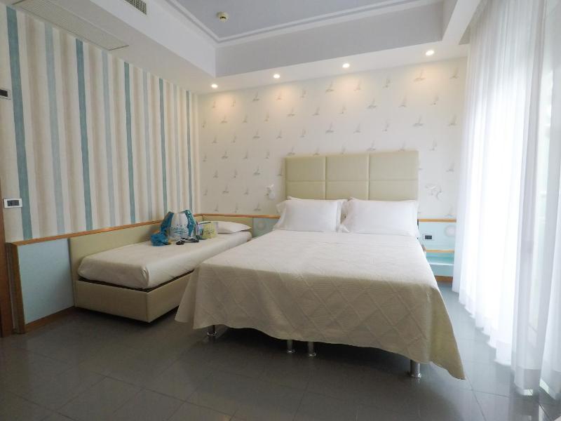 Superior Triple Room image 4