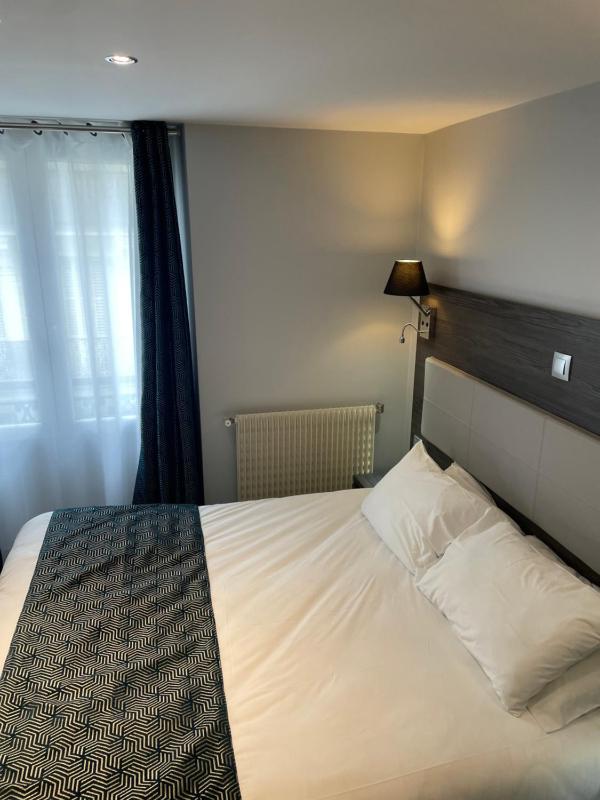 Standard Double Room image 3